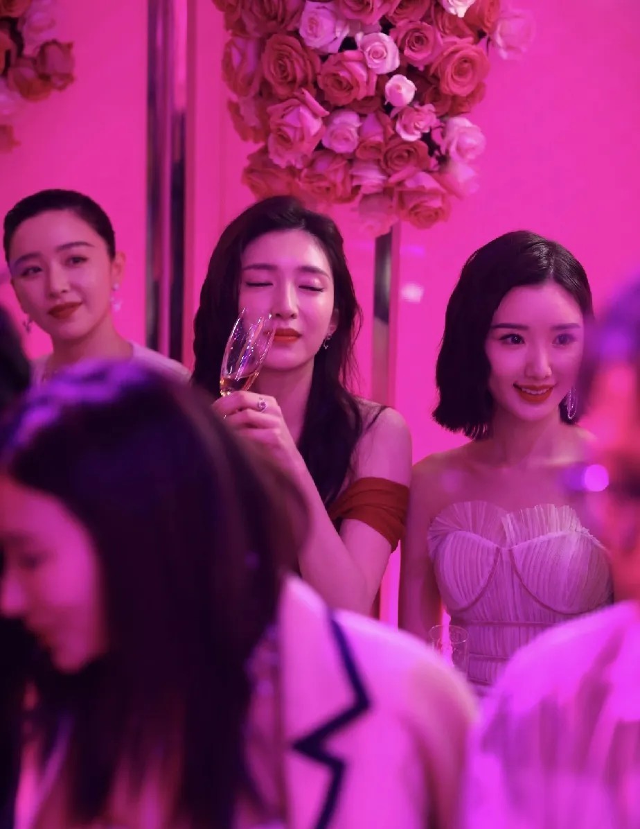 女明星喝酒姿势也这么高级吗？为什么都做这样的表情看来这酒真的很好喝，好想喝