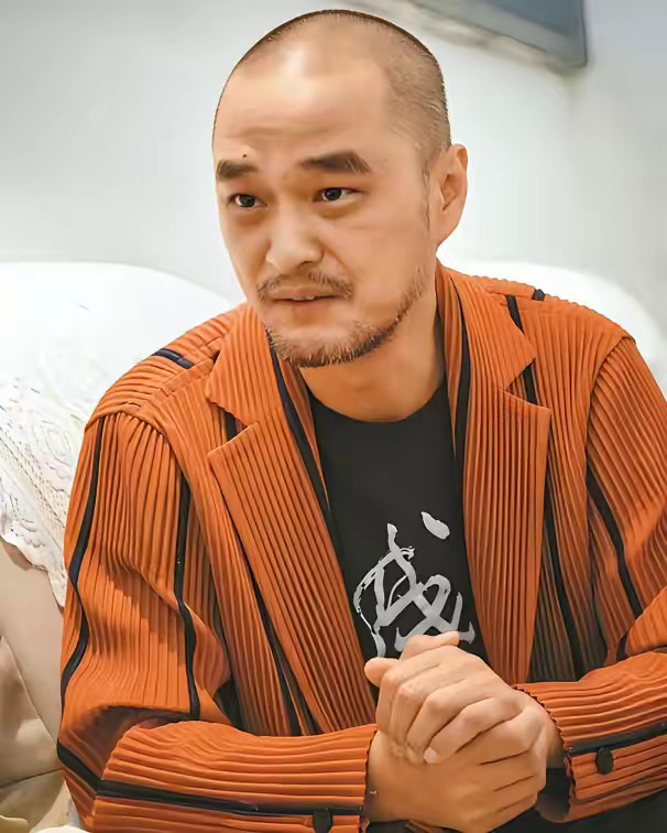 冯唐说：千万不要小看一个长相年轻的女人。如果她看起来比实际年龄小很多，那她一定是