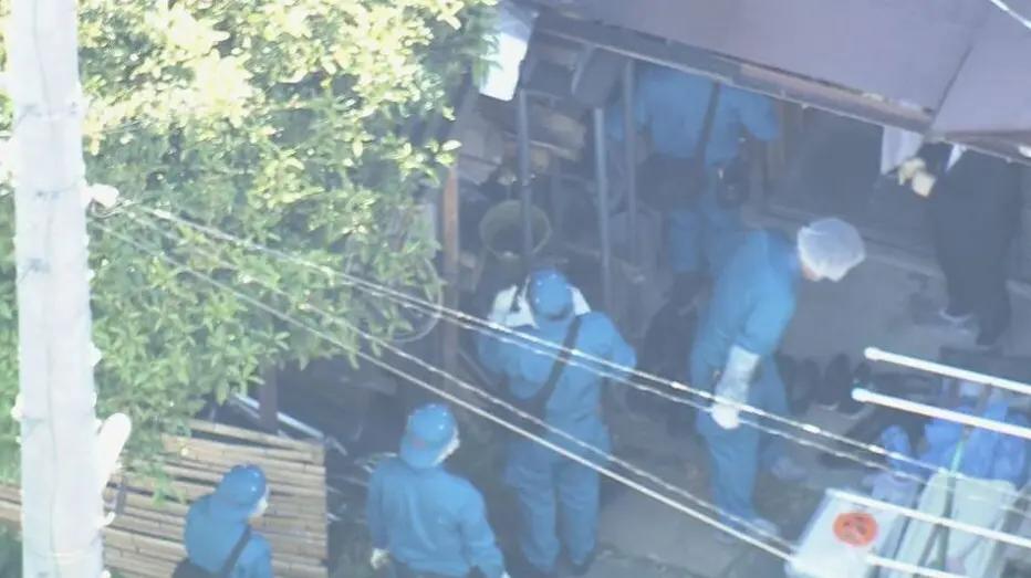 凌晨3时，一名头部受伤的10多岁男孩头破血流冲到离家500米的派出所，大喊“我被
