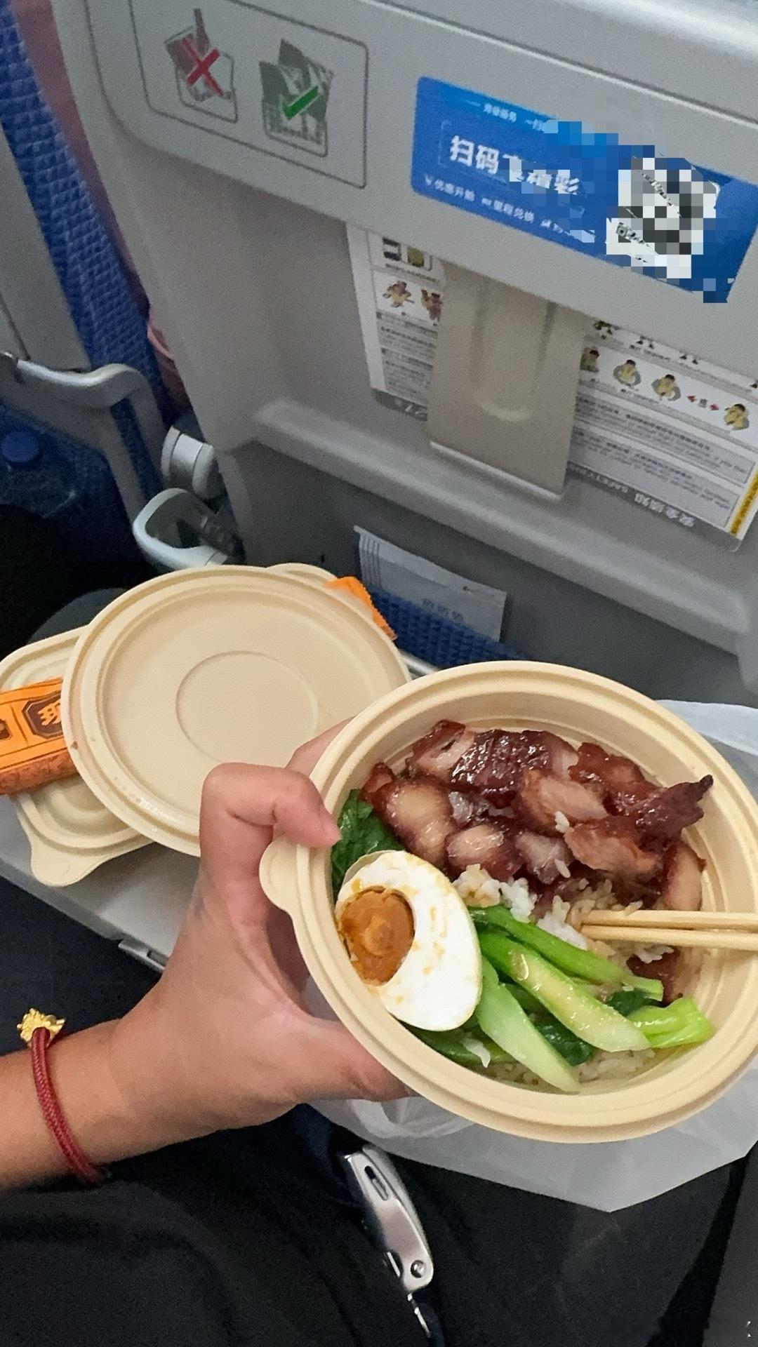 因为今日太多要拍摄的赶飞机的空隙带了一碗叉烧饭我在座位上开餐的时候因为饭属实有点