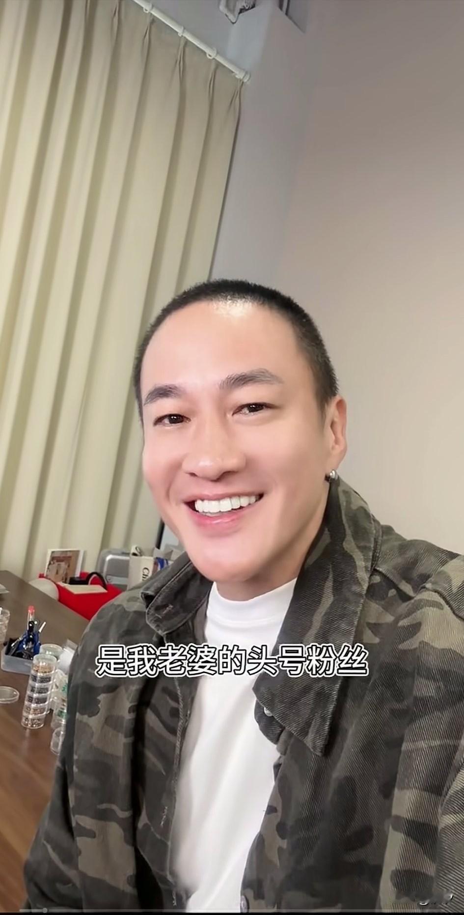 何润东发视频，表示他是他老婆的头号粉丝，夸奖老婆身高这么高才92斤，而且他