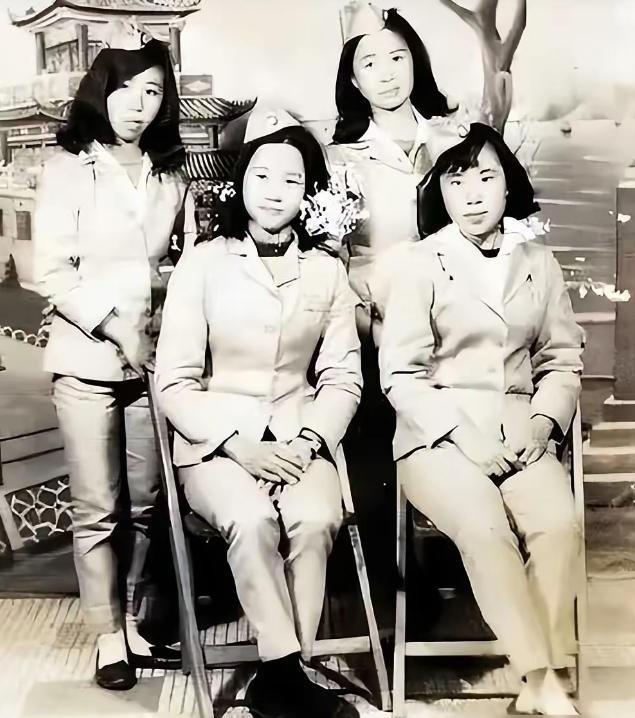 1950年，解放军在福建剿匪时，在山林中遇到了4个女学生，战士们好心为她们指路，
