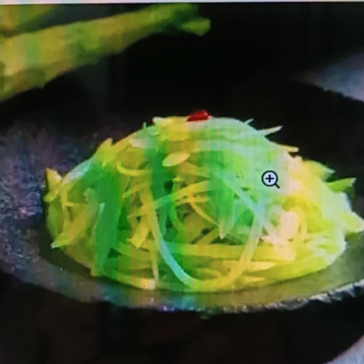 青炒莴笋丝，养生界的低调王者！我超爱这道菜。莴笋富含维生素C、钙、磷、铁等营养