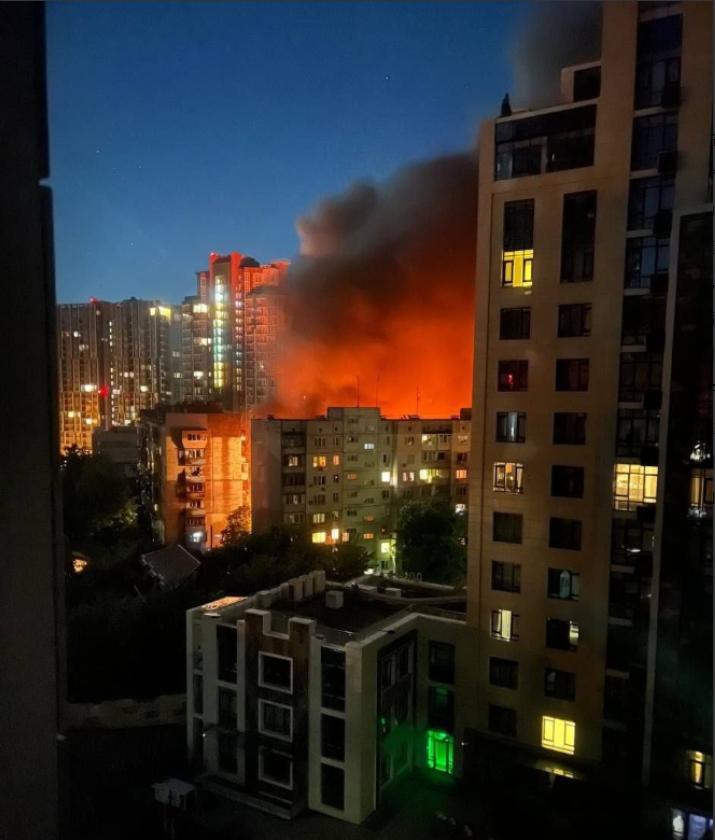 乌克兰的藏身处彻底暴露了！俄军深夜导弹精准砸中，基辅市中心的城市酒店，里面住的西