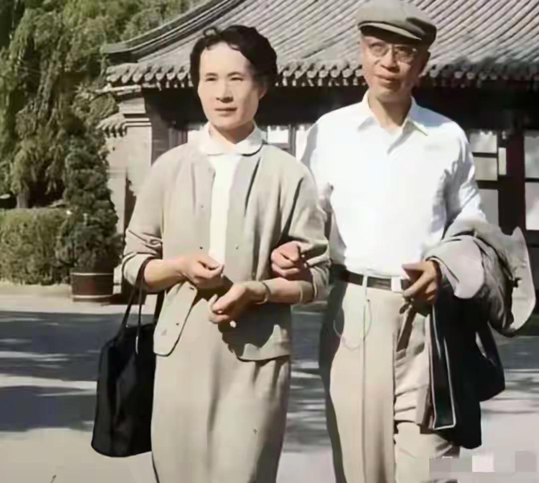 末代皇帝最后一次爱情：溥仪被特赦后，与妻子在北海公园的这张合影，看哭多少人