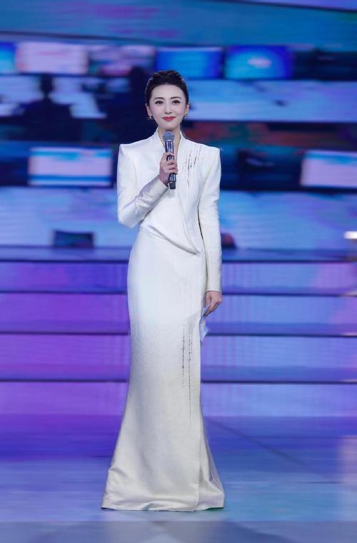 央视这位主持人的气质太好了，一袭白色晚礼服，让她整个人神采奕奕。国风晚礼服独