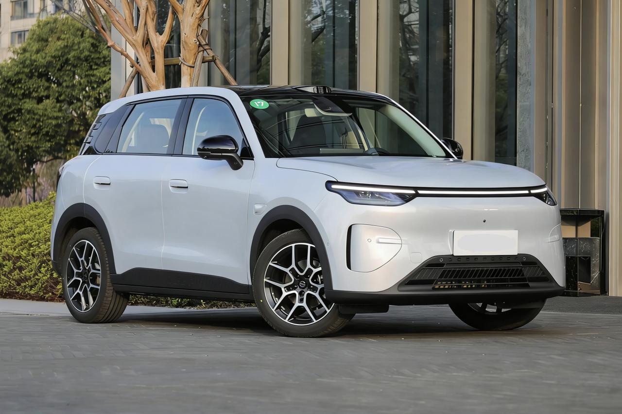 零跑A10的前脸，加一条灯带，会不会好看一些？零跑A10低价上市，一炮而红，