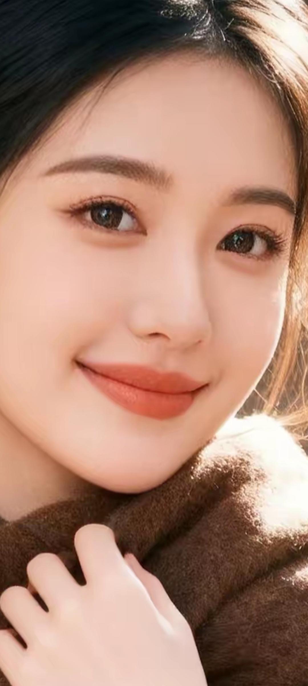 阳光下的微笑，温暖如春日暖阳。🌞😊