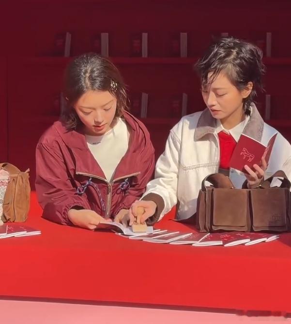 赵今麦李庚希短发赵今麦、李庚希今天活动造型，妹妹们的短发真的好好看，青春活力拉满