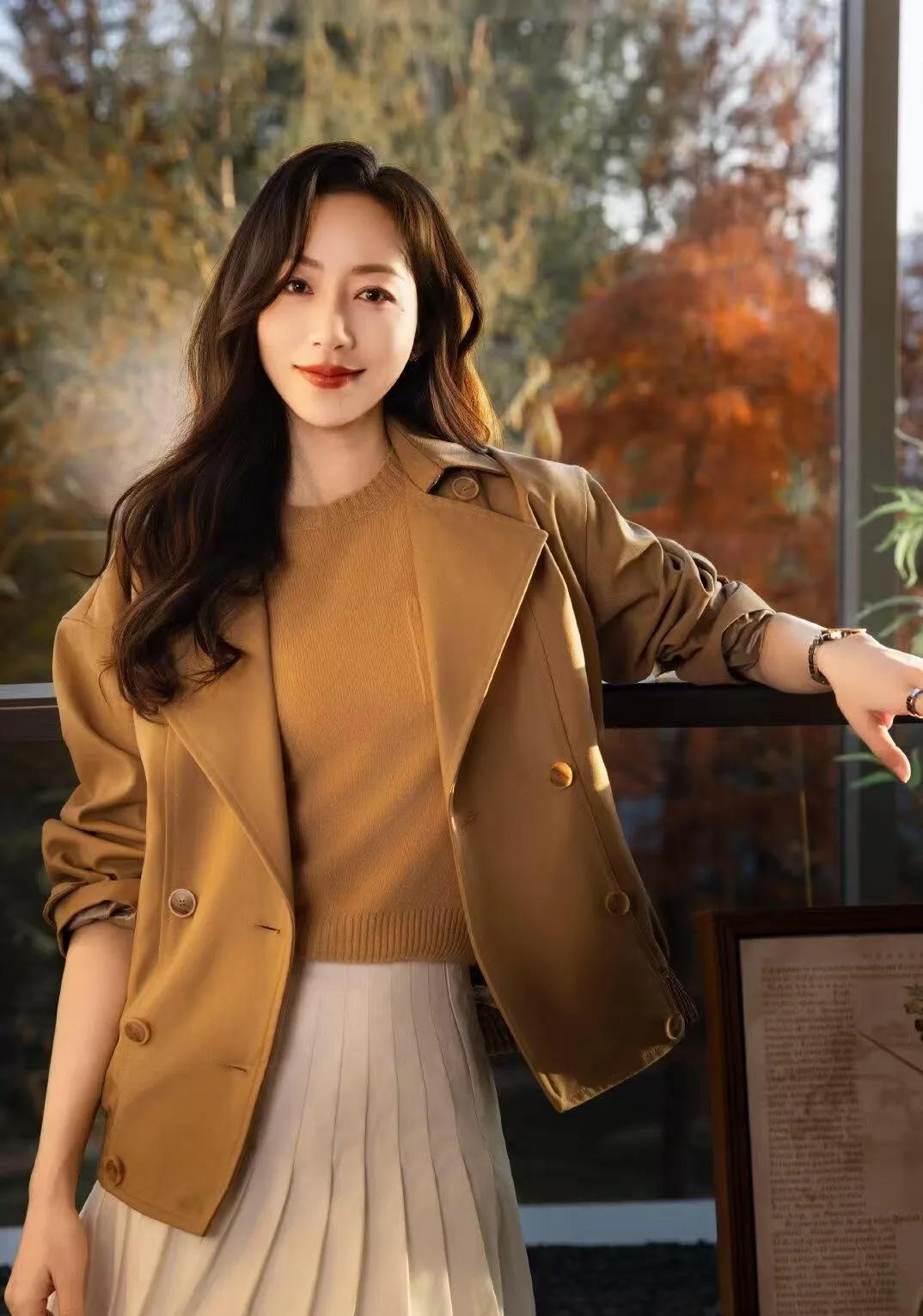 韩雪把秋装穿成了气质模板！一件短外套内搭同色系毛衣，再配上一条白色花苞裙，