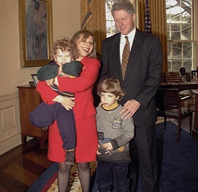 克林顿和内塔尼亚胡妻儿合影，内塔尼亚胡妻子虽然不漂亮，但她的孩子蛮可爱的。