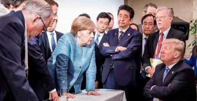 这张图,能不能代表美国在冷战后的三个时期?你看左边那张照片里头,克林顿笑得那叫