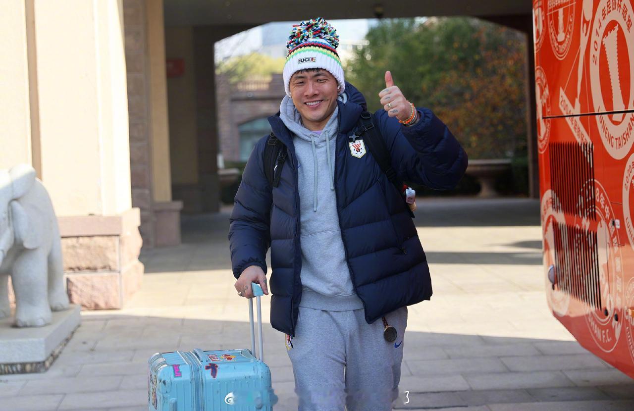 泰山队四外援出征，李小恒、梅帅军、刘骐玮跟队。根据望岳新闻消息，泰山队出征武汉