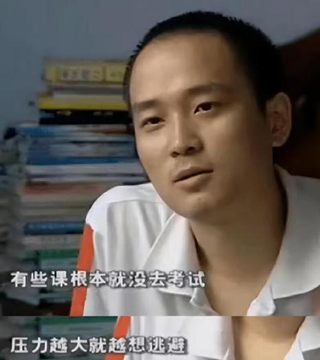 2002年，四川考生张非拒绝复旦的录取，选择复读，第二年考入北大，次年被退学，2