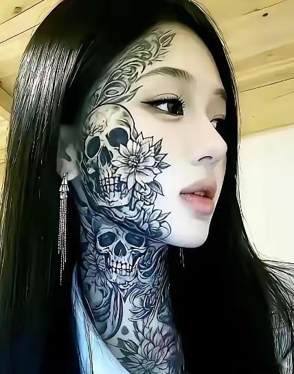 湖南95后纹身女孩小简这两天冲上热搜短视频里她素颜出镜脸颊到耳根都是繁复图案台词