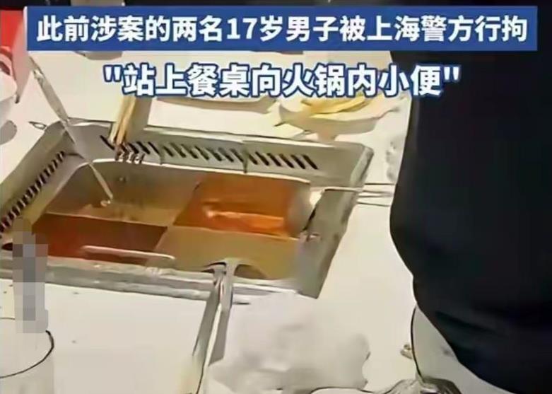 这波操作把人看傻了！近日，上海一火锅店内，两名小伙吃完饭后，居然爬到桌子上，解开