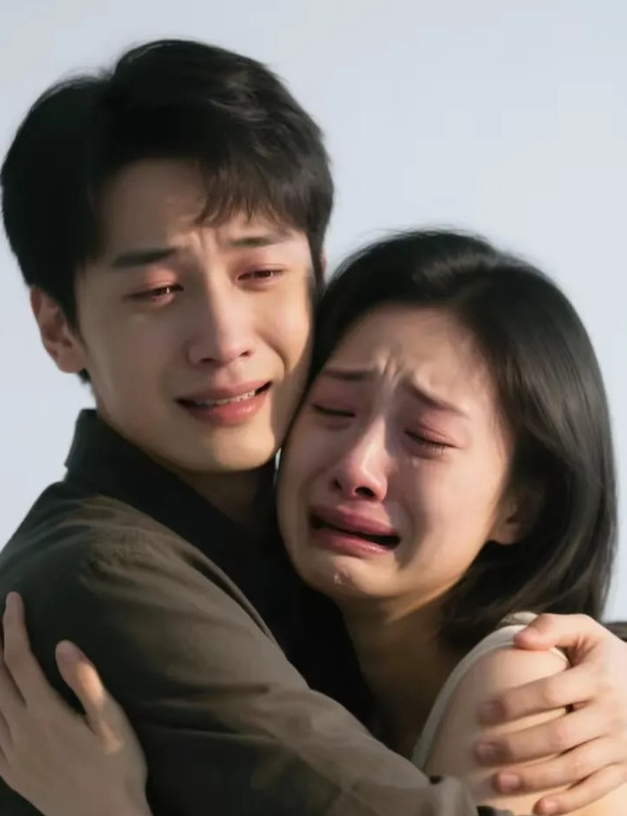 今年的4月30号，街头有对刚办完离婚手续后抱头痛哭的夫妻，离婚原因竟然是结婚七年