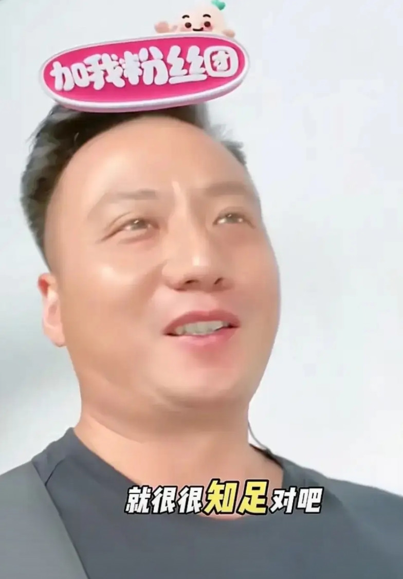 赵露思直播的时候突然把镜头对准了自己的保镖，她对保镖说：“你有什么想说的？以后跟