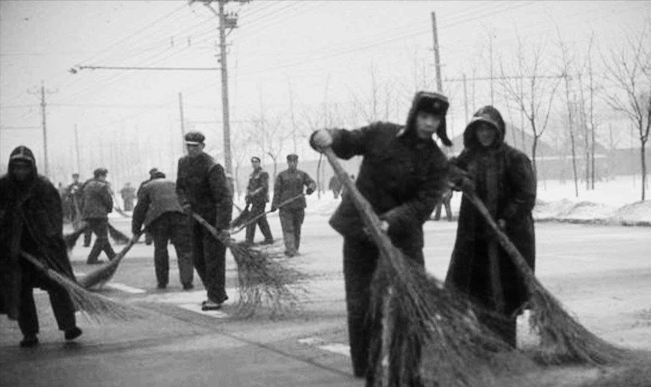 1972年初，尼克松夫妇访华，想要游览八达岭长城。当时正值大雪，山路上满是积雪，