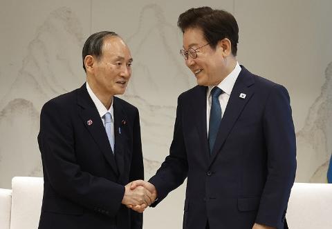 我有预感，日本首相可能要换人了！韩媒最新爆料，日本前首相菅义伟在今天高调访问韩国