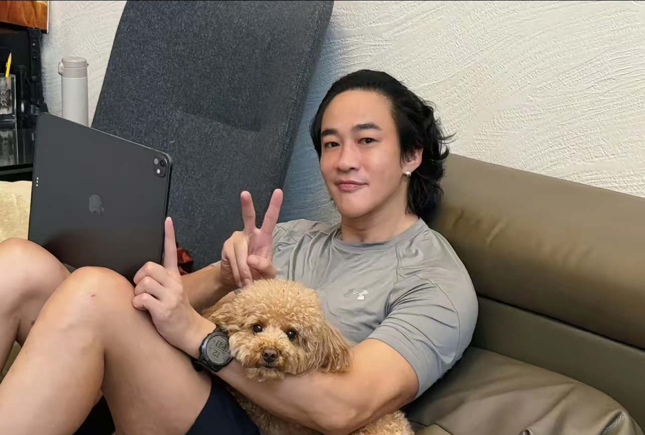 何润东结婚近10年一直没孩子，把宠物狗当儿子养，还发文吐槽狗狗陪看剧一脸不情愿。