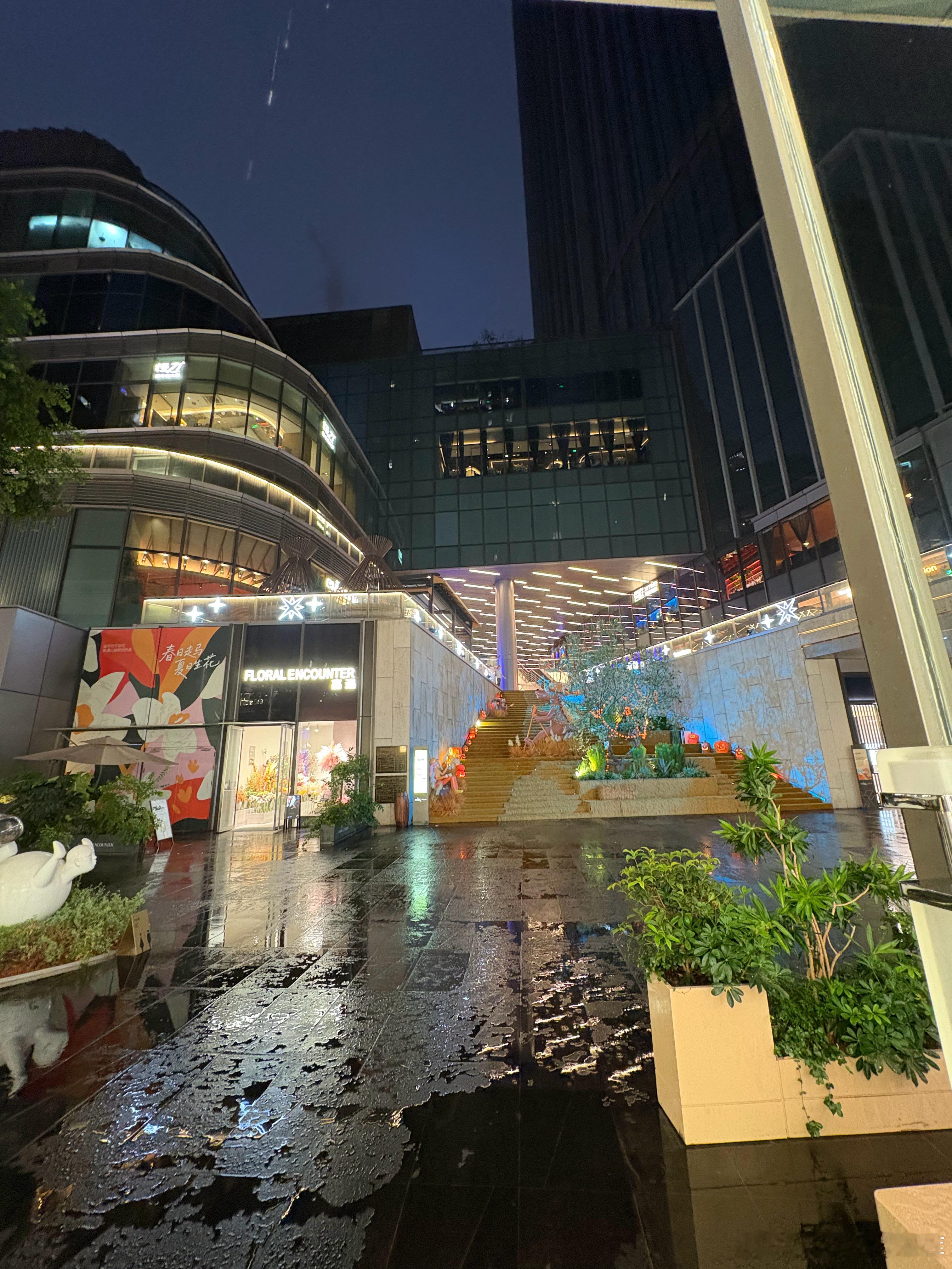 武汉的雨夜晚高峰妥妥的地狱级驾驶难度特别是接孩子放学这个点电动车大军和全员鄂人司