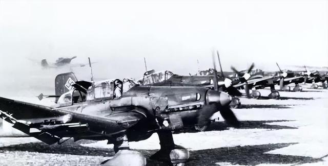 二战期间，一名德国王牌飞行员被苏军击落后俘虏。让他万万没想到的是，对手却是一个年