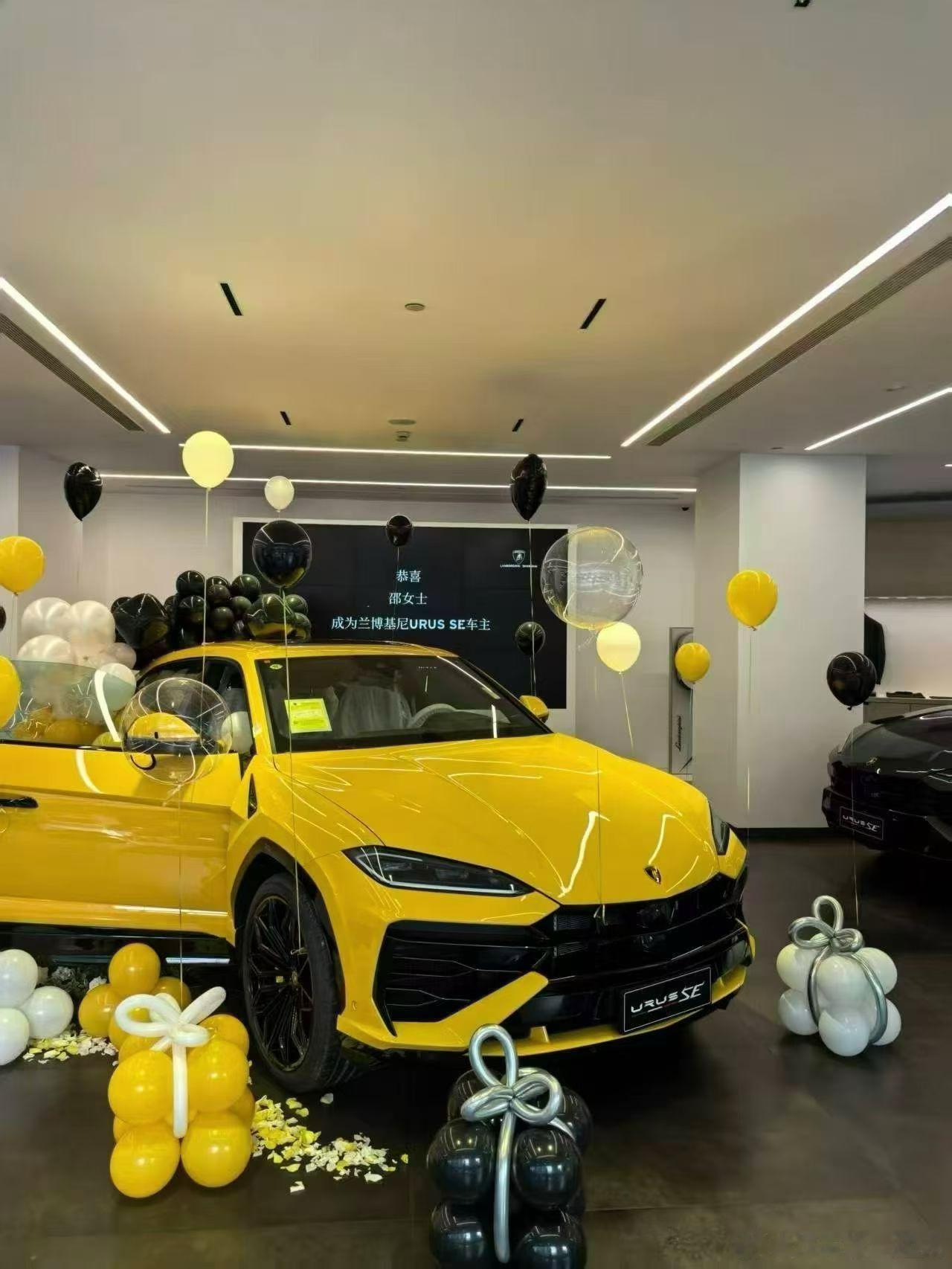 兰博基尼URUSSE，仅行驶1000公里+，包牌过户出​​​