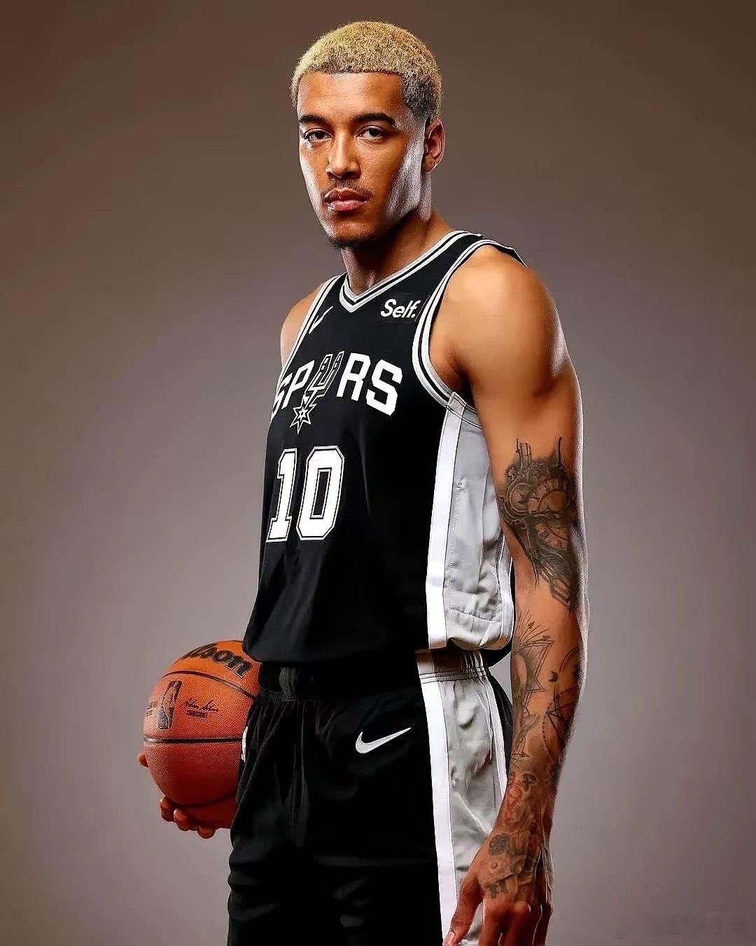 波波维奇亲自选的9号秀，当后卫使唤两年，直接练废！现在马刺公开甩卖，湖人尼克斯几