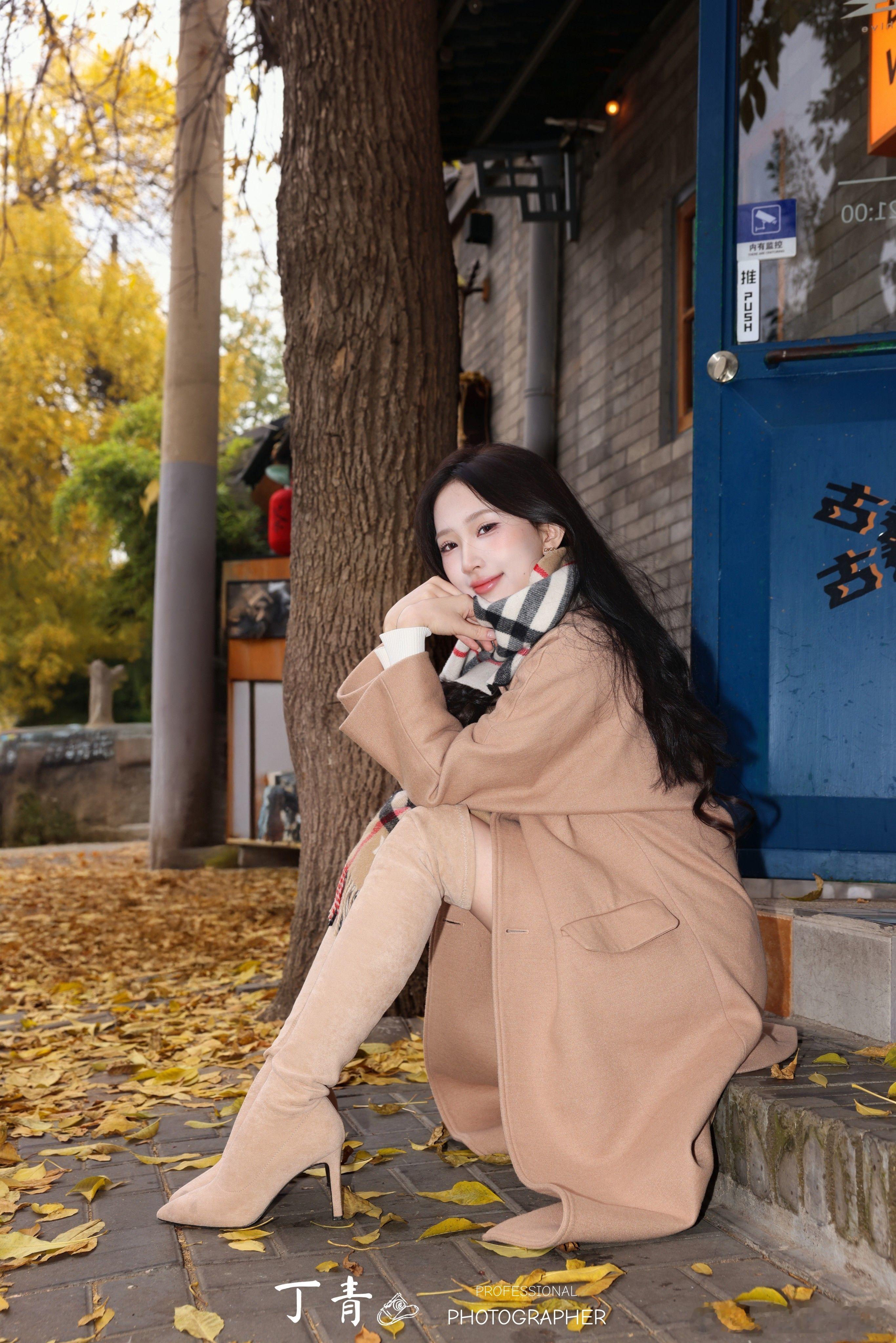 美女穿搭写真风衣，长靴，出差旅游都很搭美女绘梦长廊