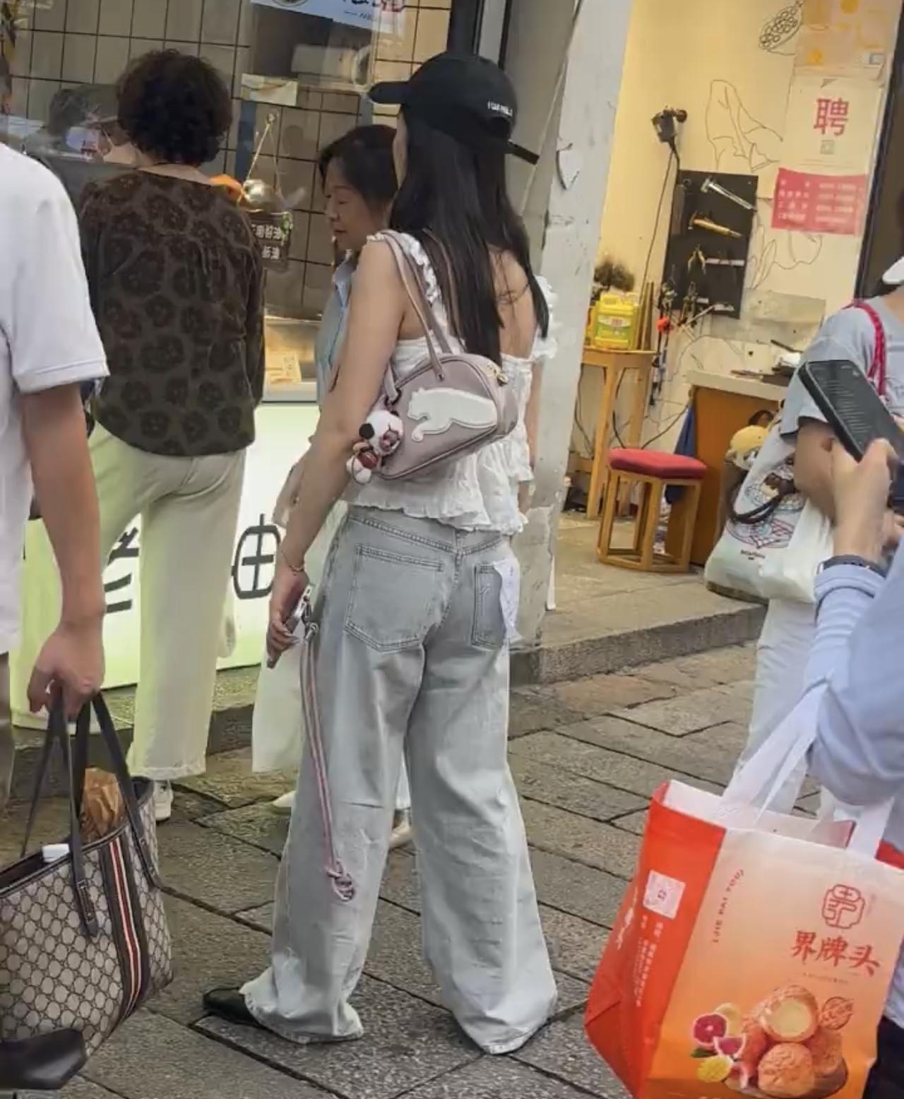 偶遇30岁林允在湖州街头排队买小吃，本人身材比例很虐，裤子都拖地了看着很邋遢。