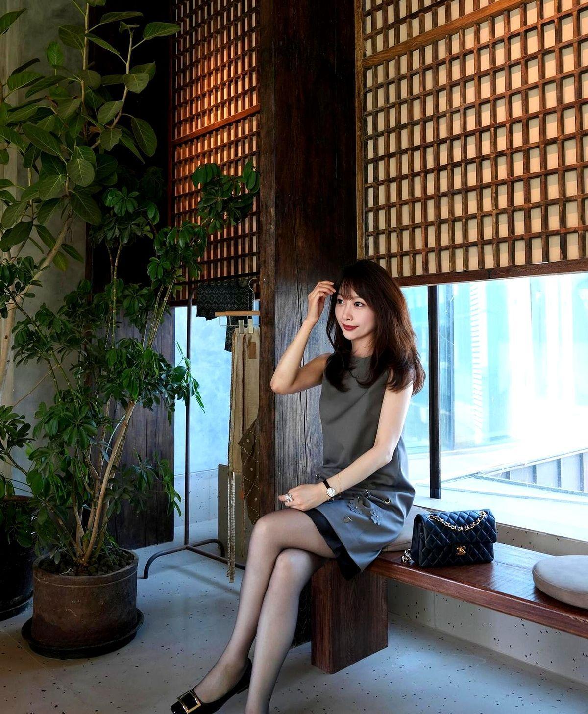 灰色连衣裙+黑丝袜真是照妖镜挑身材但穿对了绝绝子这条公式今年夏天杀疯了。博