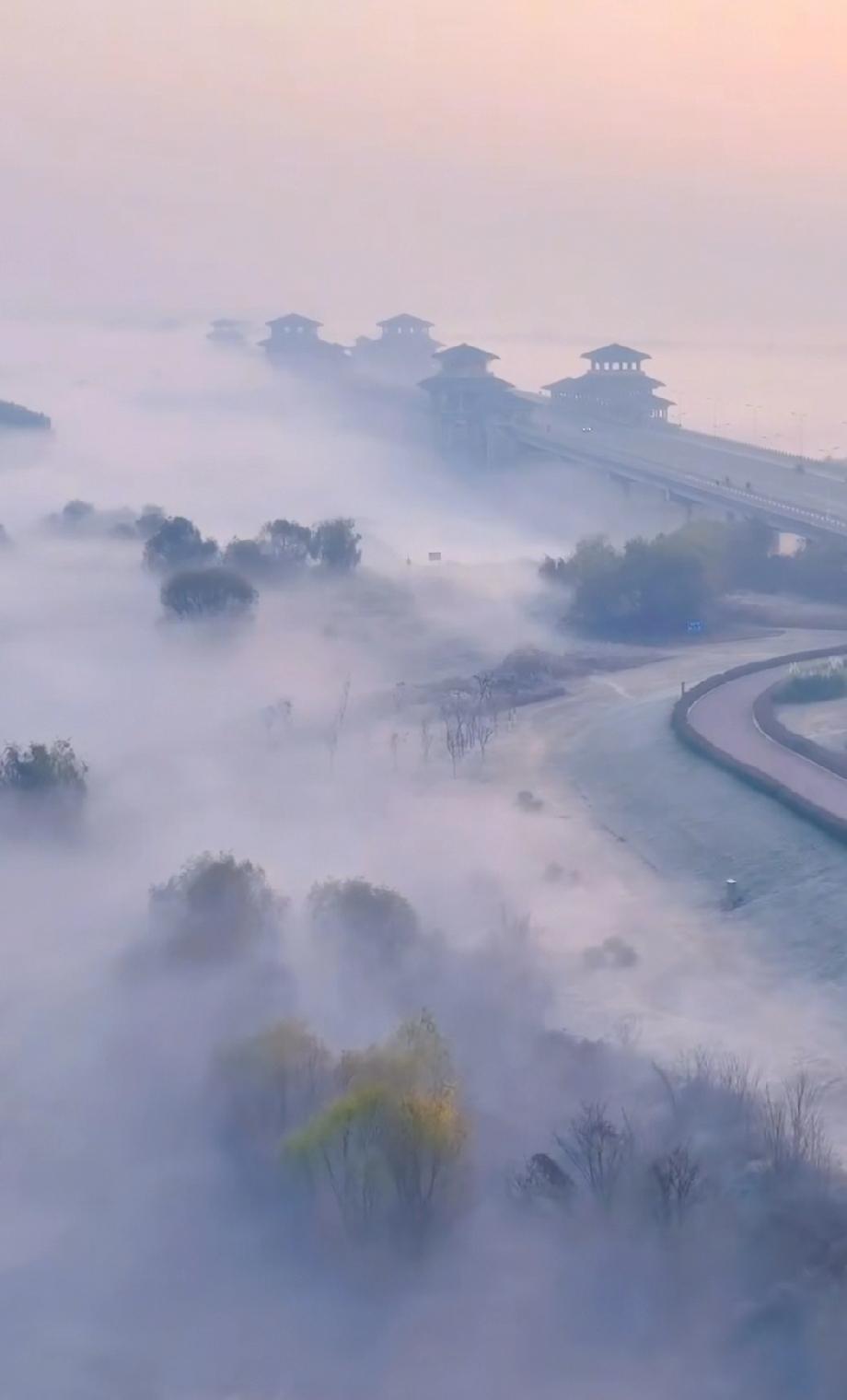 今年的绵绵秋雨让西安胜似烟雨江南，尤其是以下几个地方最能体现西安的烟雨蒙蒙：汉