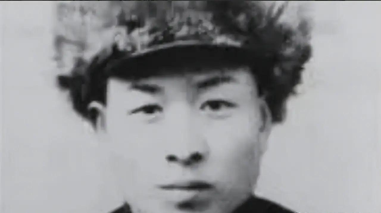 1941年，一个战士撞见8个鬼子在河边追一个抱娃的农村妇女，他枪里就3发子弹，他