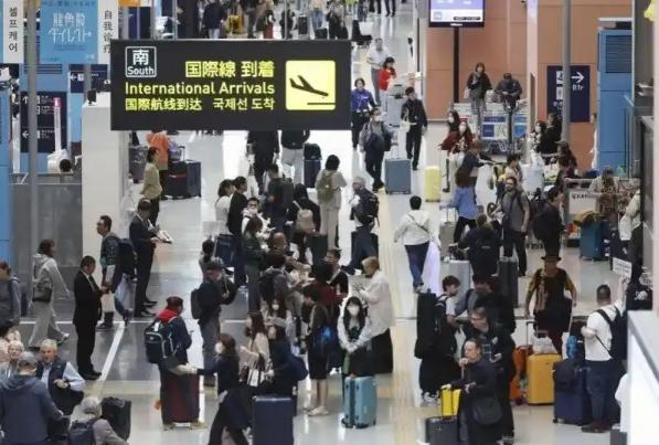 日本原本寄希望涨签证费看中国笑话，结果反被打脸！40人游泳队加72人田径队，