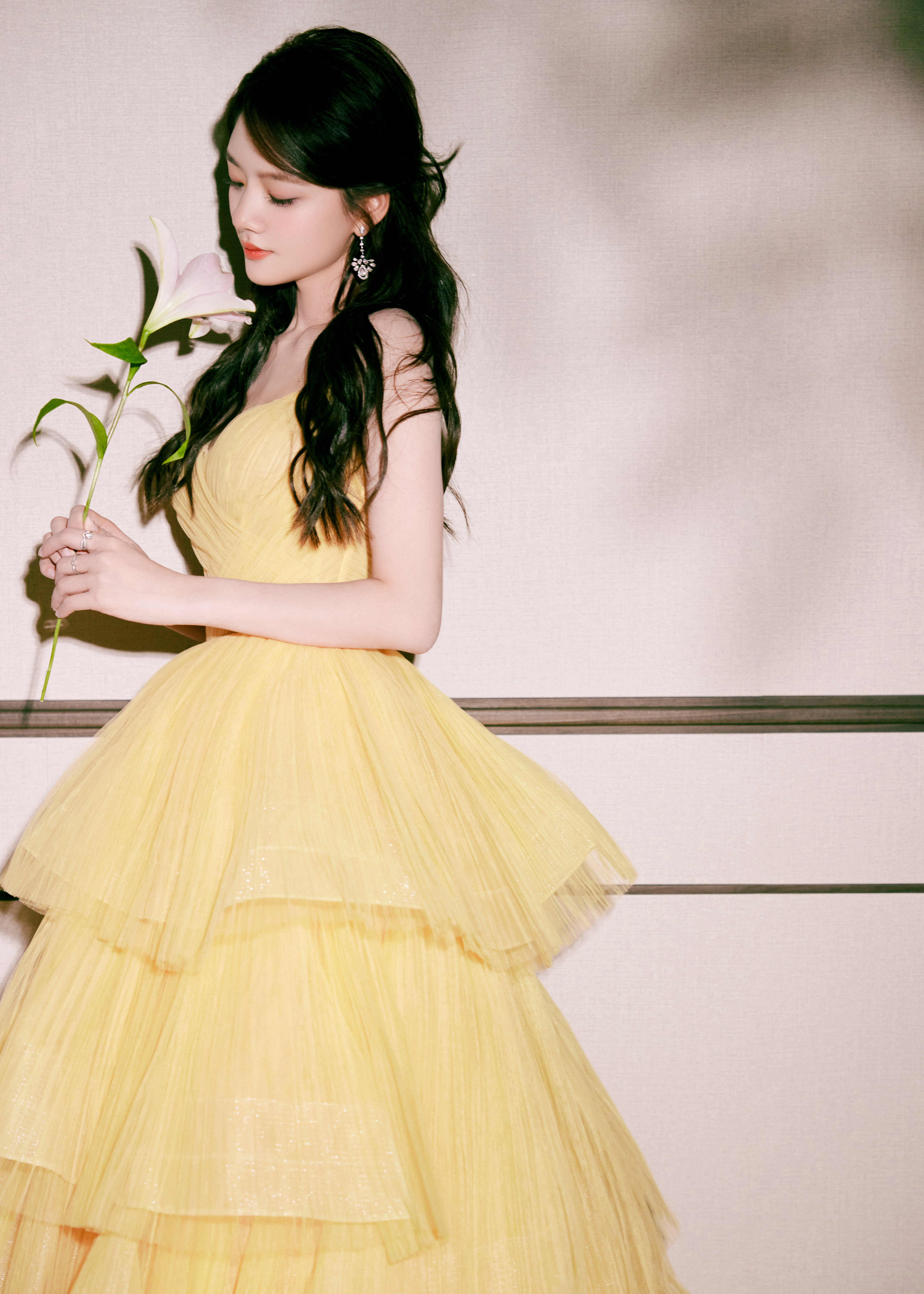 任敏鹅黄纱裙：一抹明媚萦绕心尖，轻盈自由，热烈耀眼​​​