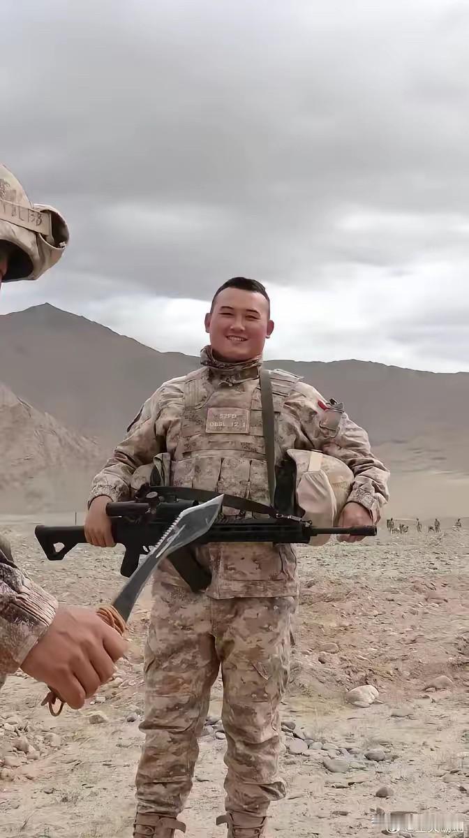 看看我军在边境山区，缴获到了什么？印度最精锐廓尔喀士兵的廓尔喀弯刀。我军在边