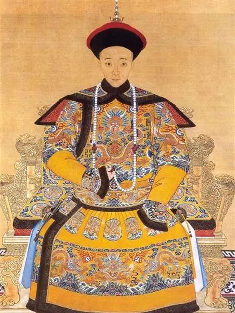 “进来吧！”咸丰帝语气中带着一丝不耐。太监听令入内，手中捧着小册，语气平稳地提醒