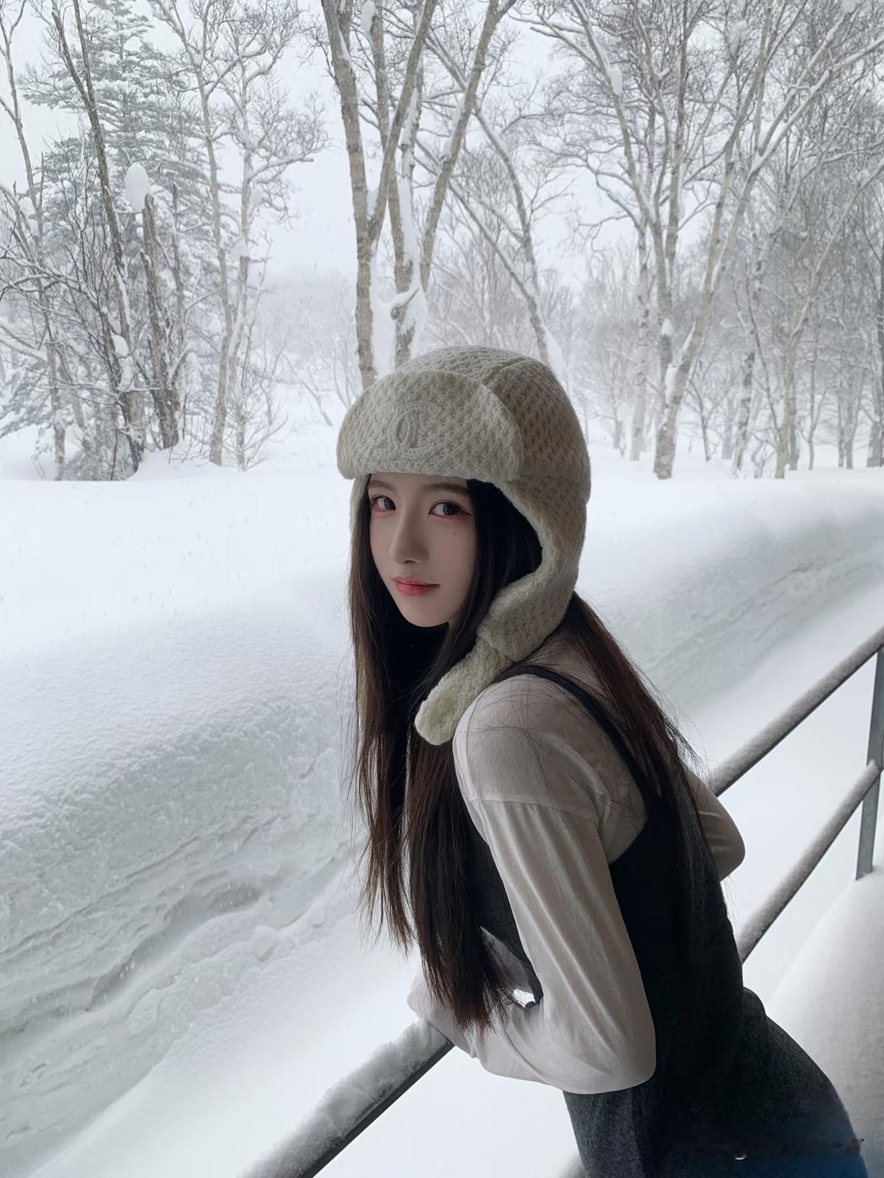 我是檐上三寸雪你是人间惊鸿客谁是你身边最靓的美女