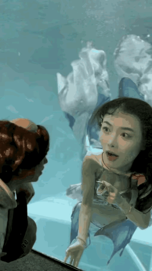 小姐姐正在卖力的做一条优美的美人鱼，以为他的王子不远千里来找她，助她变成人类，