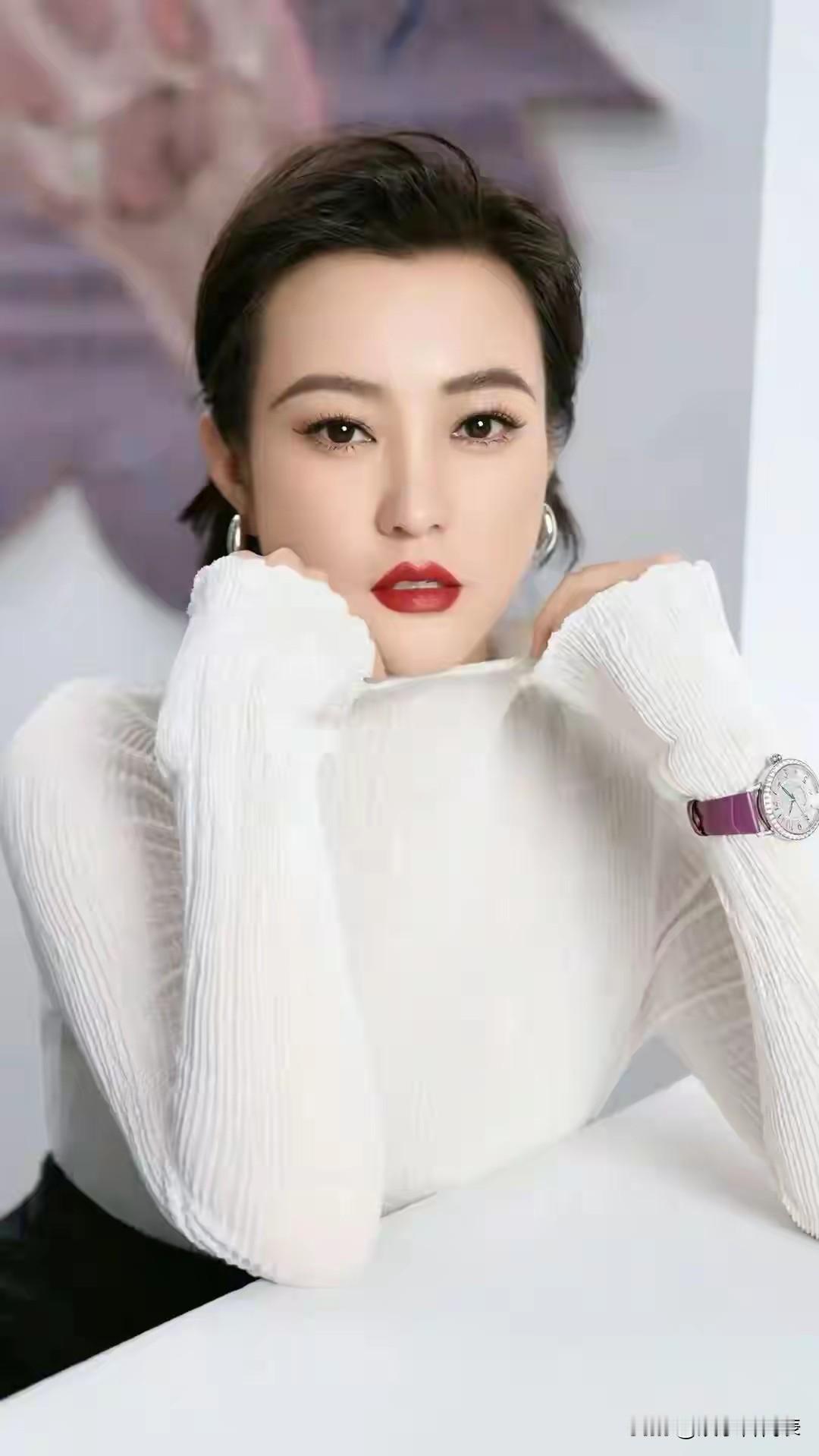 郝蕾这次真杀疯了，直接单挑三大电影节。她最近在采访里火力全开。说威尼斯戛纳柏