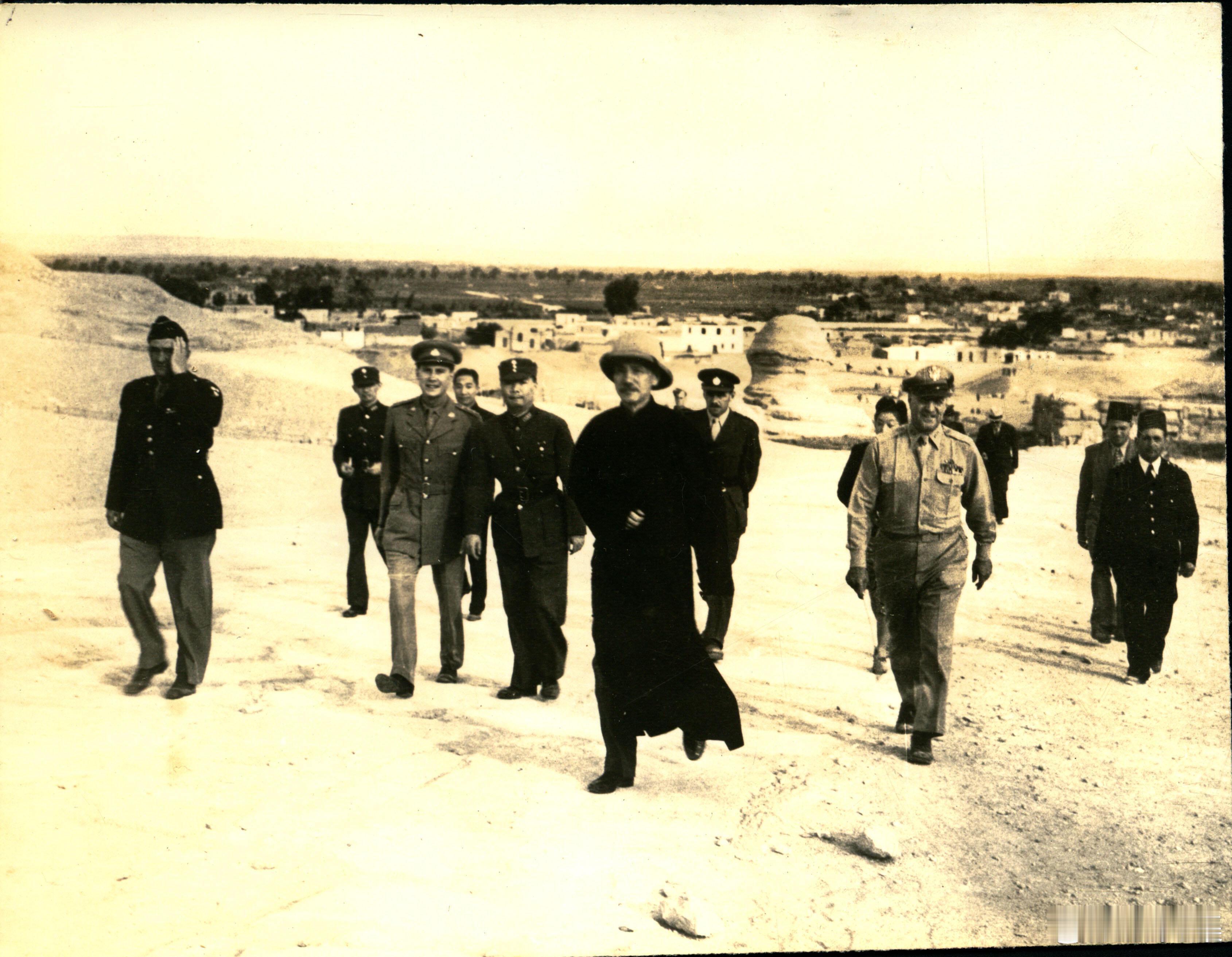 蒋介石游览埃及吉萨古迹1943年开罗会议休会期间，蒋介石游览埃及吉萨古迹。陈纳德