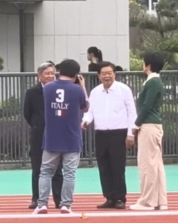 吴小莉现身福耀科大：身高优势尽显，气场宛如教授