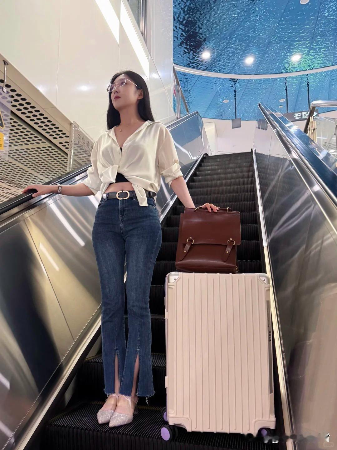 优雅出街，手提包与行李箱的完美搭配，轻松自在！👗💼🧳