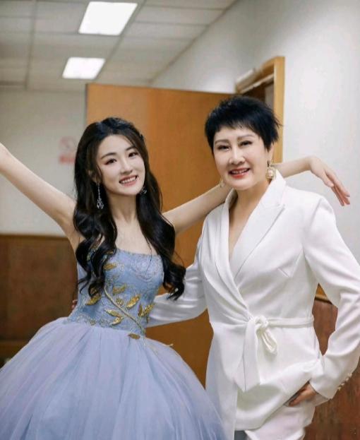 原来张凯丽的女儿已经进入娱乐圈当演员了