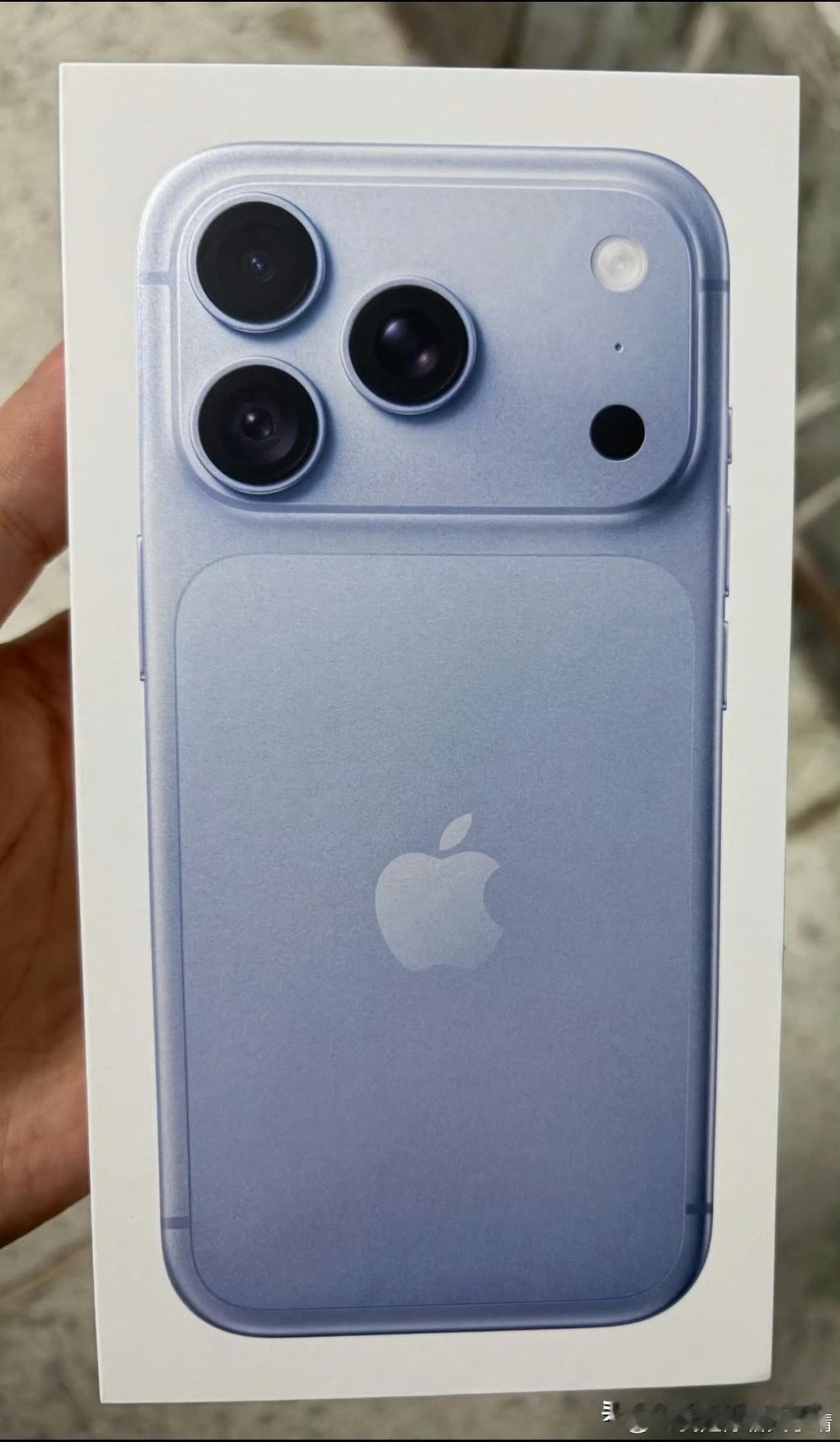 iPhone18ProMax传要涨到11999起，很多人骂苹果黑心，