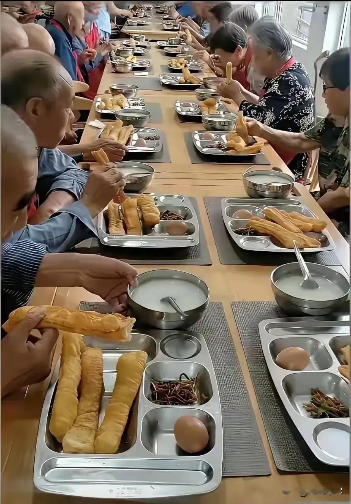 养老院早上这个伙食大家觉得怎么样？