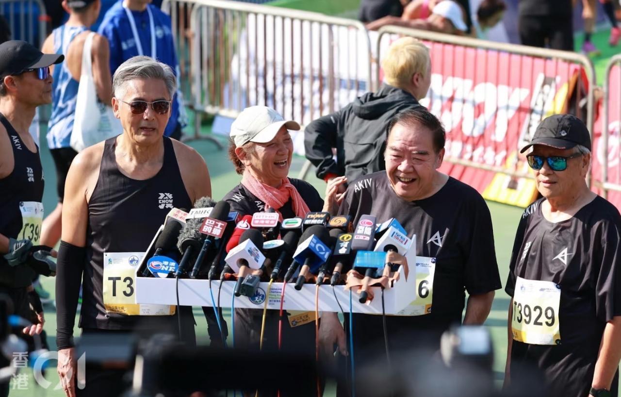 74岁的老演员郑则仕真的是老当益壮，顺利跑完了10公里的马拉松。这个年纪的人