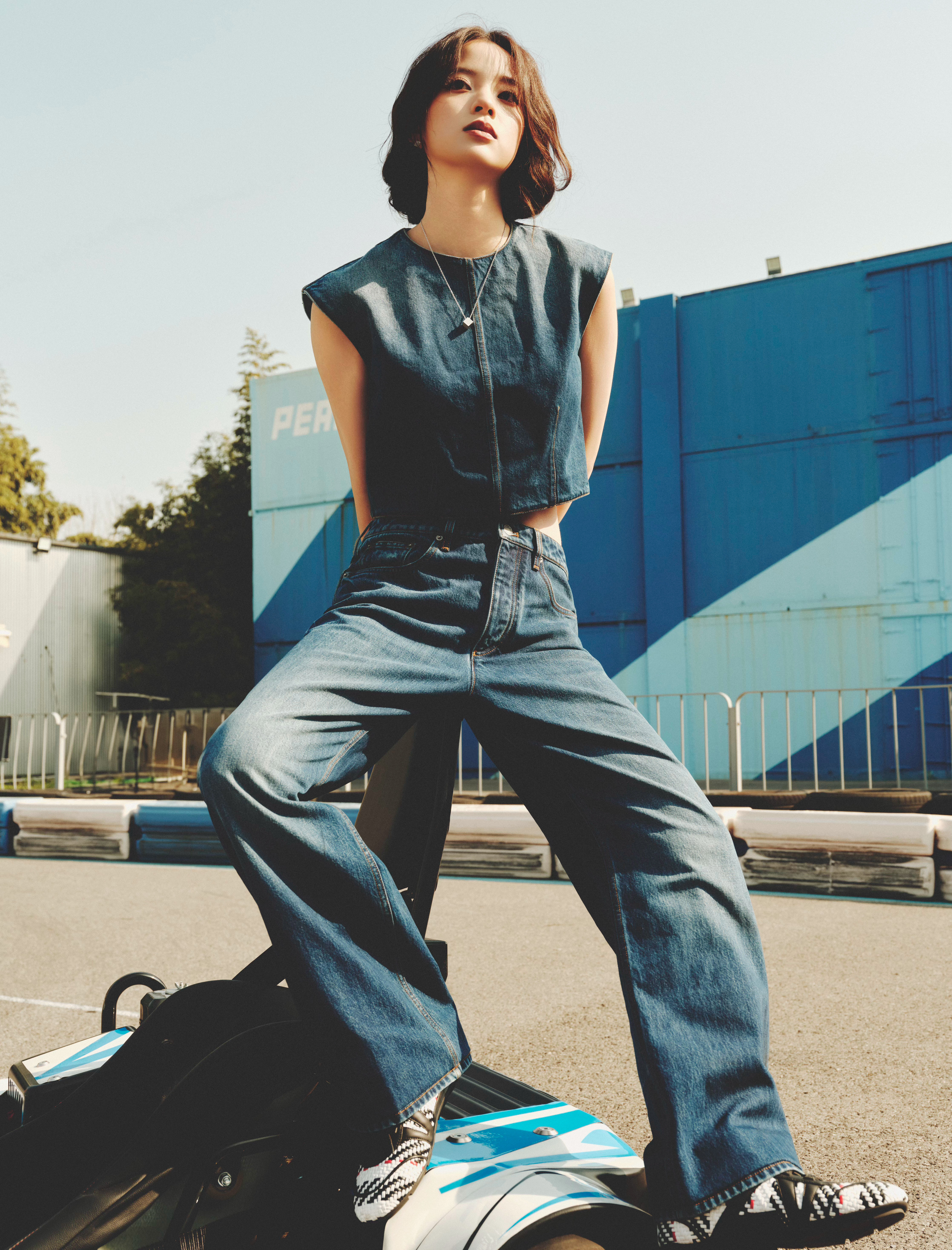 欧阳娜娜身穿LV2026春夏女装搭配Sneakerina运动鞋亮相上海2026