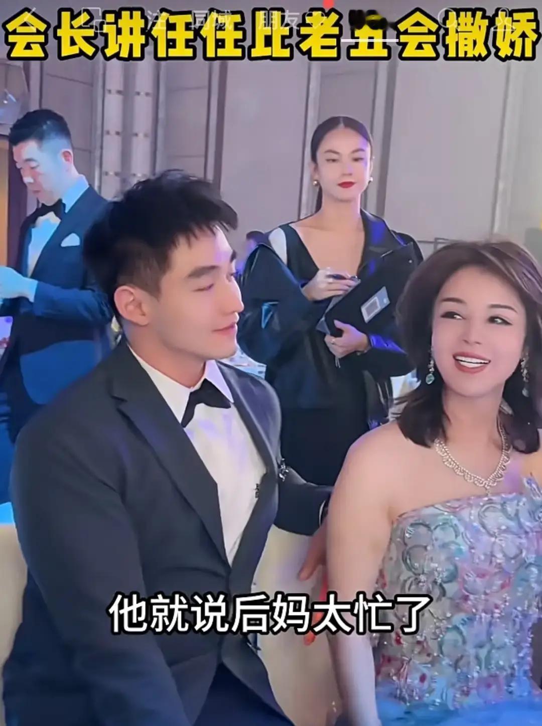 任任趴在于文红腿上软绵绵来一句“给我点钱嘛”，视频一出，全网立刻把罗兰多翻车旧账